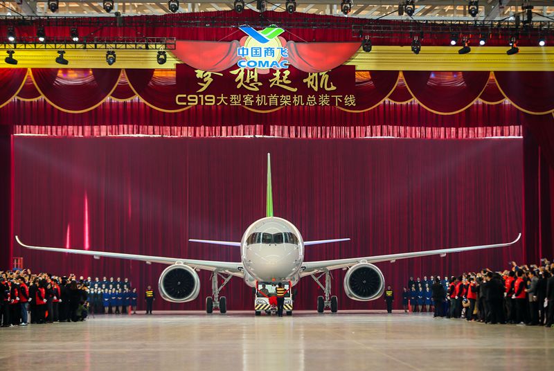 2015年11月2日，C919大型客機總裝下線。